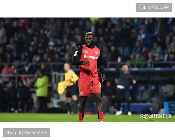 特写瞬间:勒沃库森前锋博尼费斯因前场逼抢犯规染黄,但赢得主场球迷掌声